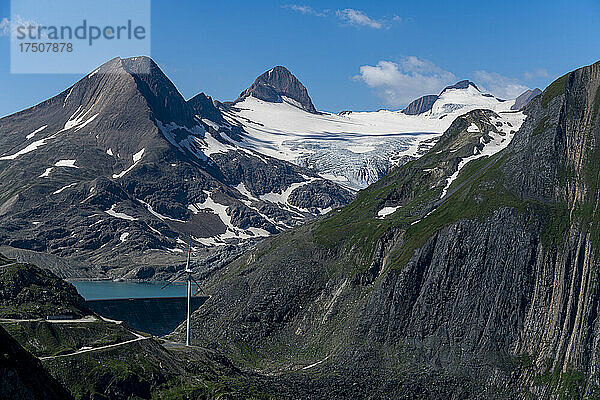 Windkraftanlage am See in der Nähe des Gries-Gletschers an einem sonnigen Tag  Nufenenpass  Schweiz