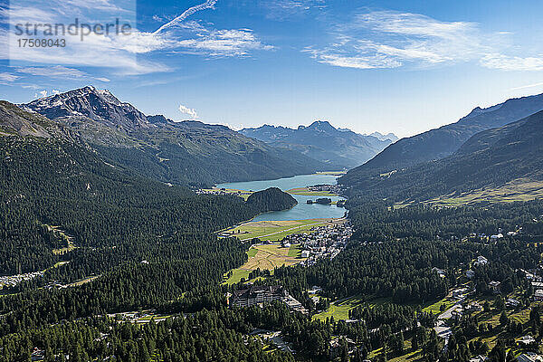 Schweiz  Kanton Graubünden  St. Moritz  Blick auf das Engadin im Sommer mit dem Silvaplanersee im Hintergrund