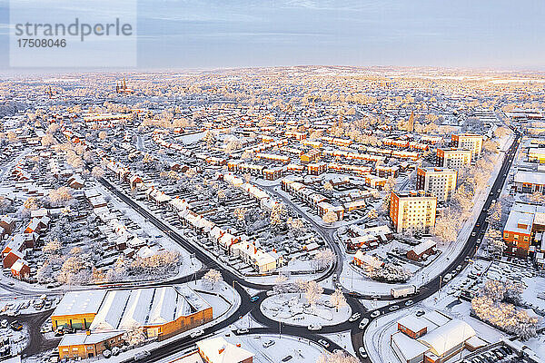 Großbritannien  England  Lichfield  Luftaufnahme einer schneebedeckten Stadt in der Abenddämmerung