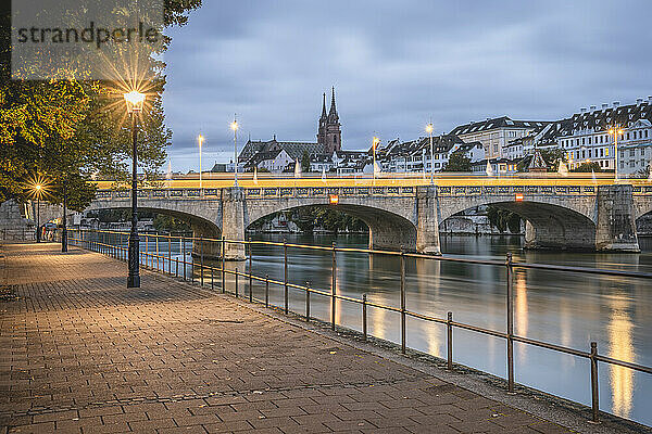 Schweiz  Basel-Stadt  Basel  Promenade entlang des Rheinkanals mit Mittelbrücke im Hintergrund