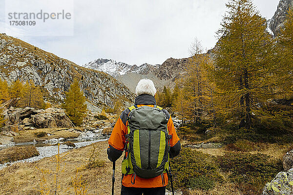 Älterer Rucksacktourist beim Wandern in den Rätischen Alpen  Italien