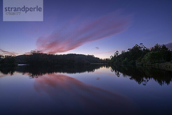 Langzeitbelichtung des Lake Mangamahoe im violetten Morgengrauen