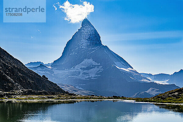 Alpensee mit dem Matterhorn im Hintergrund