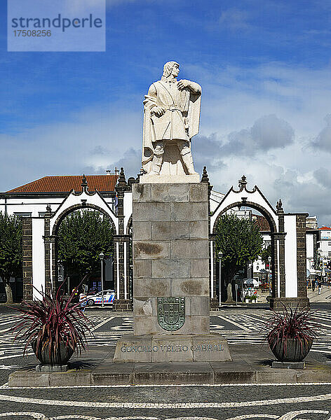 Portugal  Azoren  Ponta Delgada  Denkmal von Goncalo Velho Cabral – Entdecker und Kommandeur im Militärorden Christi
