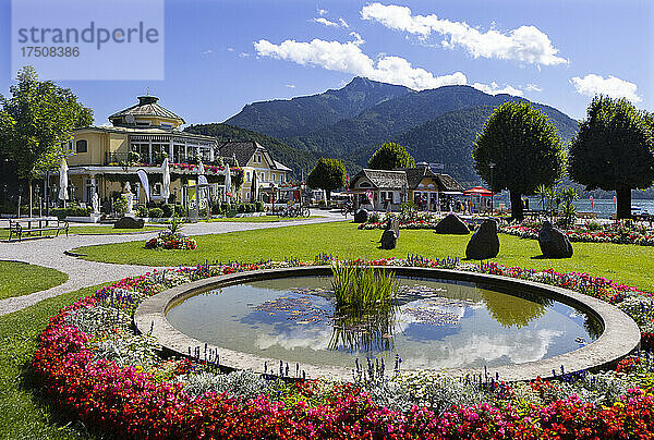 Österreich  Salzburg  Sankt Gilgen  Teich umgeben von blühenden Blumen im öffentlichen Park