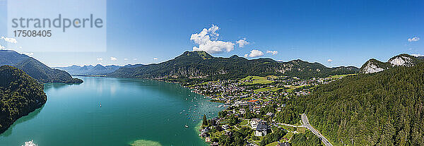 Österreich  Salzburg  St. Gilgen  Drohnenpanorama eines Dorfes am Ufer des Wolfgangsees im Sommer