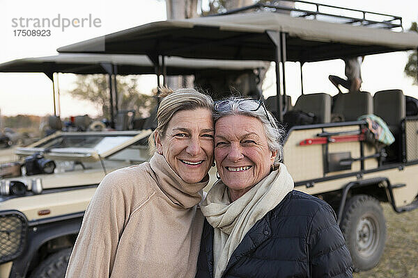 Zwei Frauen nebeneinander in einem Safarifahrzeug  erwachsene Frau und ihre Mutter  Familienporträt