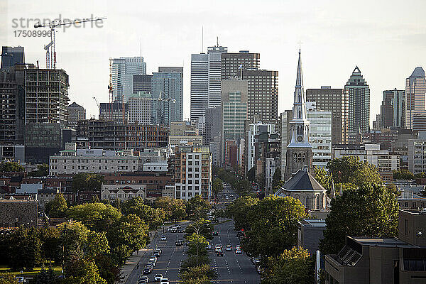 Erhöhte Ansicht der Stadt Quebec  Grünfläche  hohe Gebäude  Hauptstraße und Bauarbeiten.
