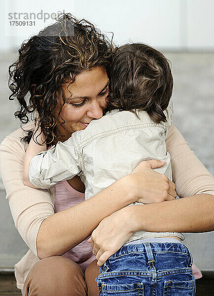 Frau  die einen Jungen umarmt  Mutter und Sonne.