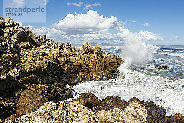 Wellen  die sich an den Felsen eines Strandes an der Atlantikküste brechen.