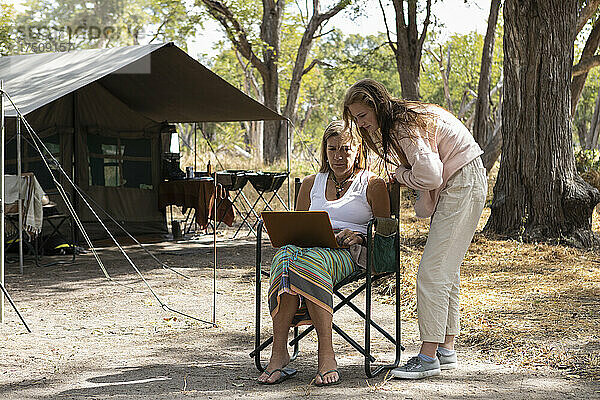 Erwachsene Frau mit Laptop  Zeltlager  Okavango-Delta  Botswana