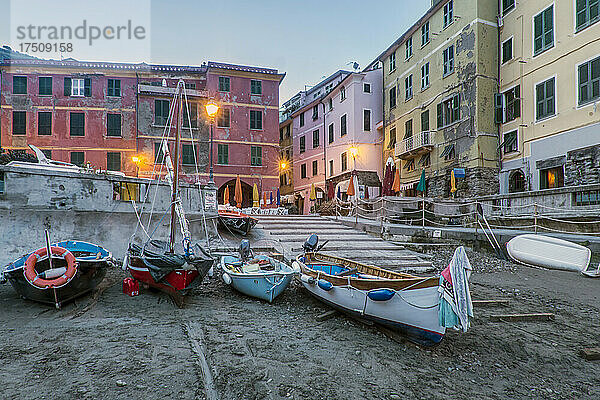 Strand und Fischerboote am Ufer von Le Spezia  eine Piazza und historische Gebäude  Dämmerung