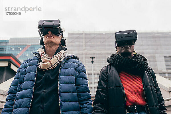 Italien  Paar mit VR-Brille steht in der Stadt