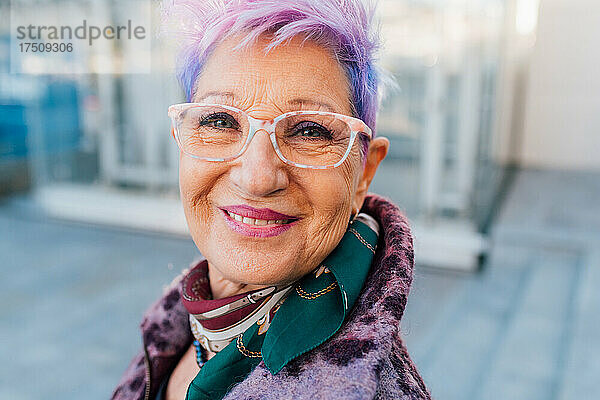 Italien  Porträt einer modischen älteren Frau mit lila Haaren