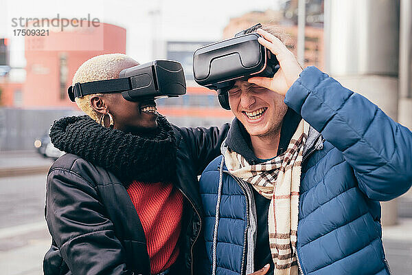 Italien  Paar mit VR-Brille lacht in der Stadt