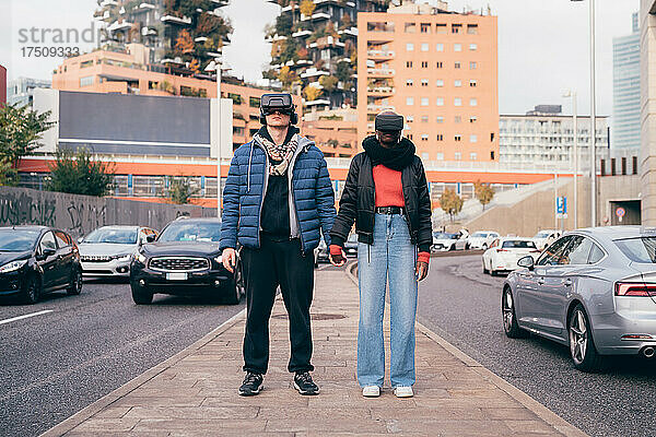Italien  Paar mit VR-Brille steht auf der Straße in der Stadt