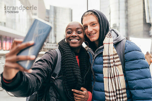 Italien  lächelndes Paar beim Selfie in der Stadt