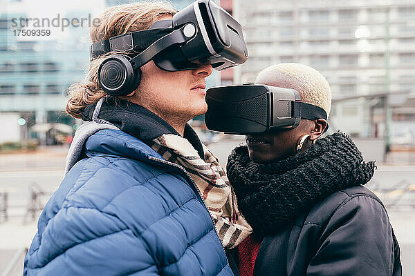 Italien  Paar mit VR-Brille steht in der Stadt