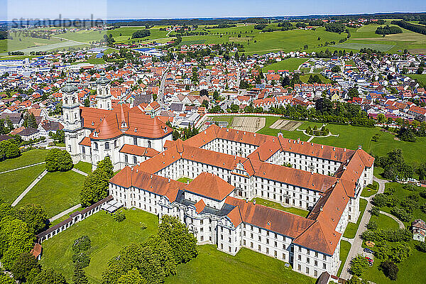 Deutschland  Bayern  Ottobeuren  Helikopterblick auf das Kloster Ottobeuren und die umliegende Stadt im Sommer