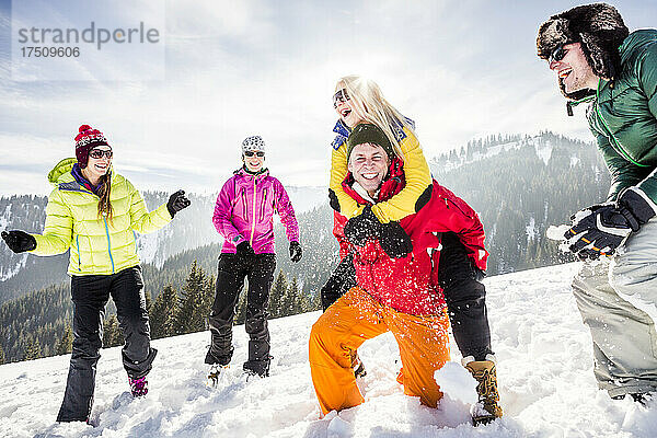 Gruppe unbeschwerter Freunde  die Spaß im Schnee haben  Achenkirch  Österreich