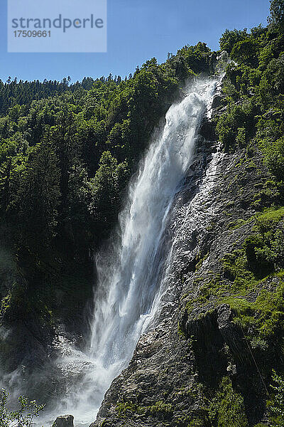 Italien  Südtirol  Partschins  Partschinser Wasserfall plätschert die Klippe hinunter