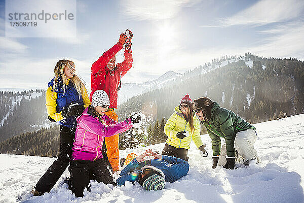 Gruppe unbeschwerter Freunde  die Spaß im Schnee haben  Achenkirch  Österreich