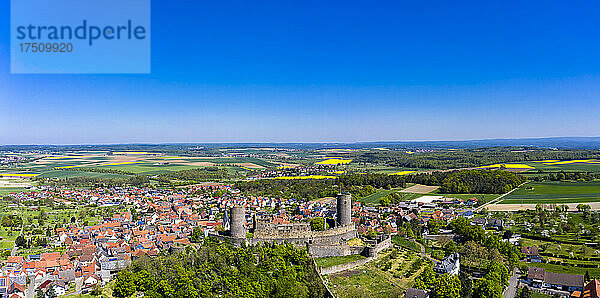 Deutschland  Hessen  Münzenberg  Helikopterblick auf die Burg Münzenberg und das umliegende Dorf im Sommer