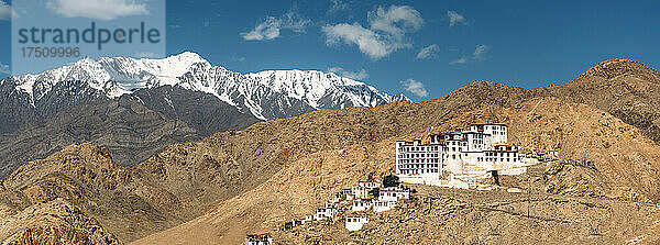 Indien  Ladakh  Panorama eines abgelegenen buddhistischen Klosters im Himalaya