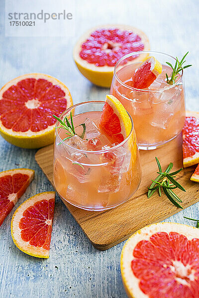 Gläser frischer Grapefruitsaft und Grapefruits