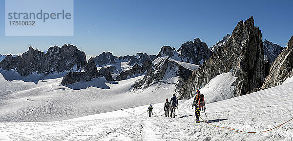 Frankreich  Mont-Blanc-Massiv  Chamonix  Bergsteiger erklimmen den Trient-Gletscher