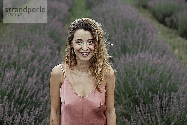 Lächelnde Frau im Lavendelfeld