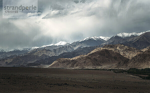 Indien  Ladakh  bewölkter Himmel über dem Himalaya