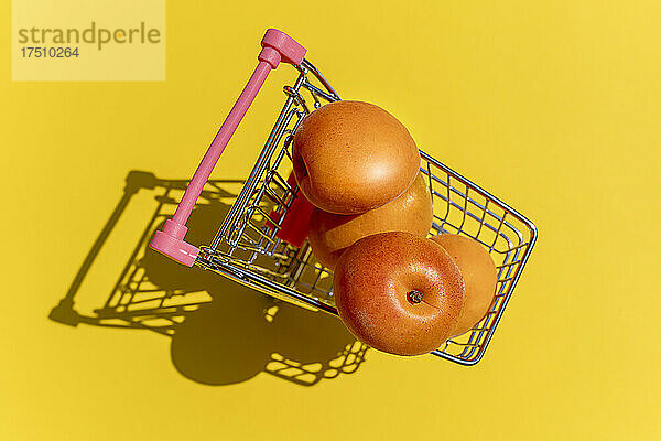 Frische Aprikosen im Miniatur-Einkaufswagen