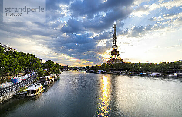 Eiffelturm am Fluss Seine vor blauem Himmel bei Sonnenaufgang  Paris  Frankreich