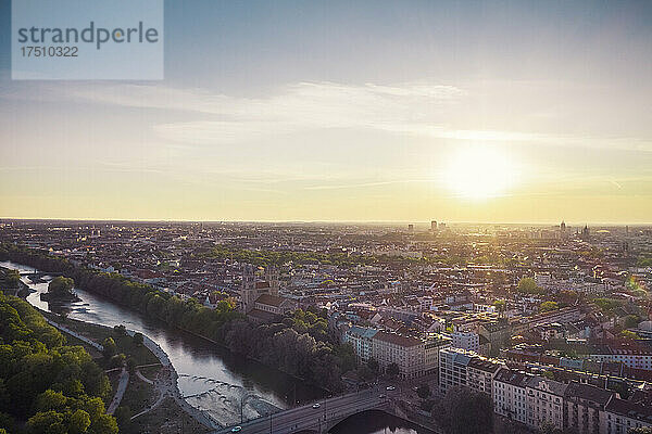 Luftaufnahme von München bei Sonnenuntergang  Bayern  München