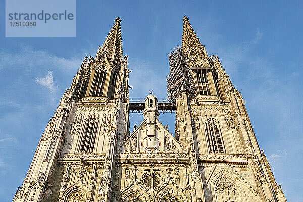Tiefansicht des Petersdoms gegen den Himmel in Regensburg  Deutschland