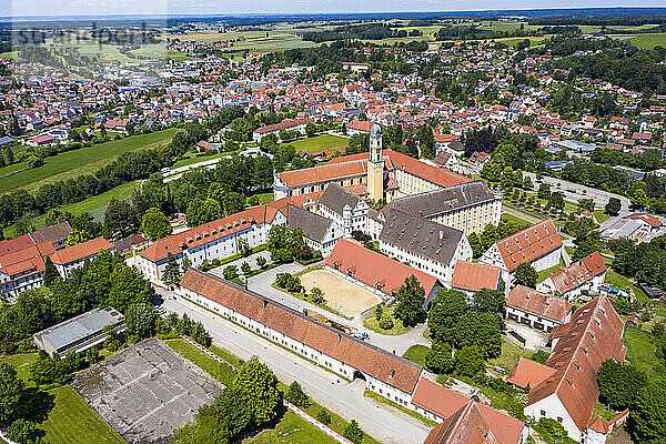 Deutschland  Baden-Württemberg  Ochsenhausen  Luftaufnahme der Abtei Ochsenhausen im Sommer