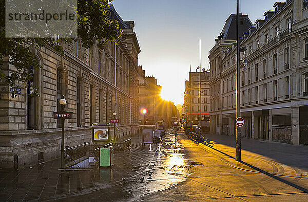Straße an Gebäuden vor klarem Himmel bei Sonnenuntergang  Paris  Frankreich