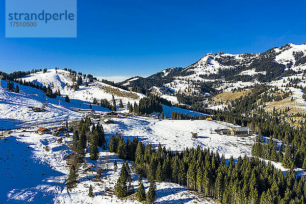 Helikopterblick auf das Skigebiet Sudelfeld