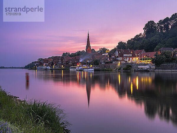 Deutschland  Schleswig-Holstein  Lauenburg  Elbe-Lübeck-Kanal in der violetten Abenddämmerung