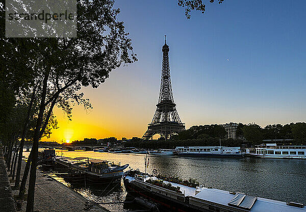 Eiffelturm am Fluss Seine vor klarem blauen Himmel bei Sonnenaufgang  Paris  Frankreich