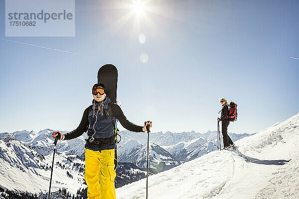 Mann beim Skitourengehen auf einen Berggipfel  Achenkirch  Österreich