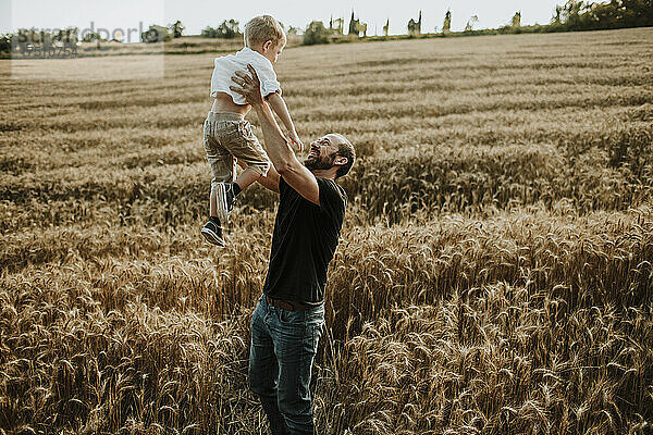 Vater verbringt Freizeit mit Sohn auf Weizenfarm