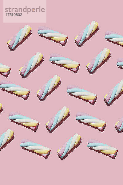 Muster aus Marshmallows vor rosa Hintergrund