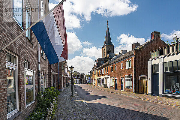 Niederlande  Südholland  Noordwijk  niederländische Flagge weht über leerer Stadtstraße