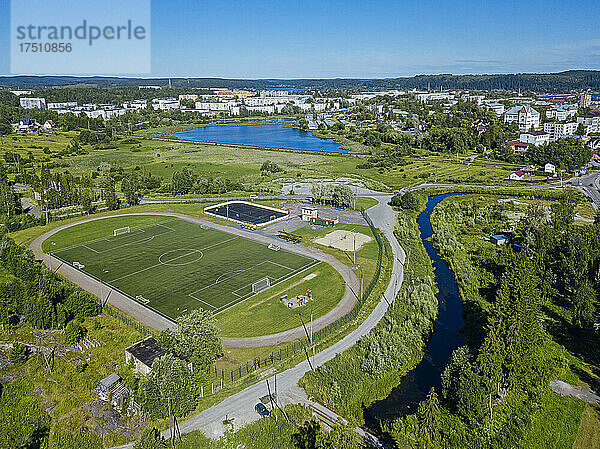 Russland  Republik Karelien  Sortavala  Luftaufnahme eines Fußballplatzes am Flussufer im Sommer