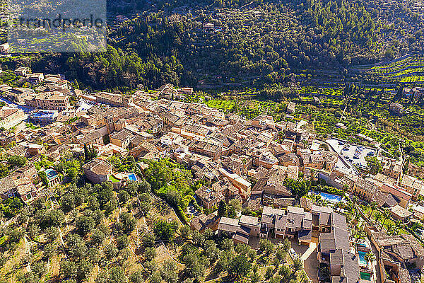 Spanien  Mallorca  Fornalutx  Drohnenansicht eines ländlichen Dorfes in der Serra de Tramuntana