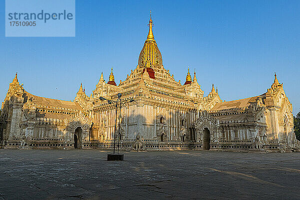 Myanmar  Mandalay-Region  Bagan  Ananda-Tempel im Morgengrauen