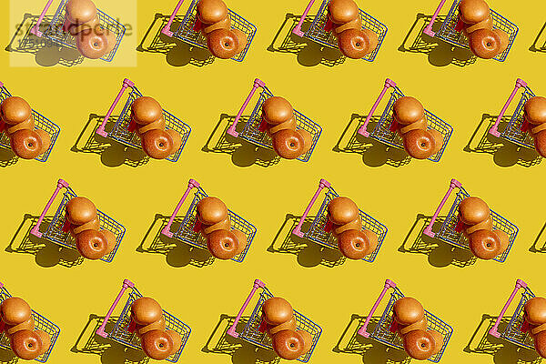 Muster aus frischen Aprikosen in Miniatur-Einkaufswagen