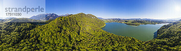 Deutschland  Bayern  Füssen  Drohnenansicht des Weißensees und der bewaldeten Tannheimer Berge im Sommer